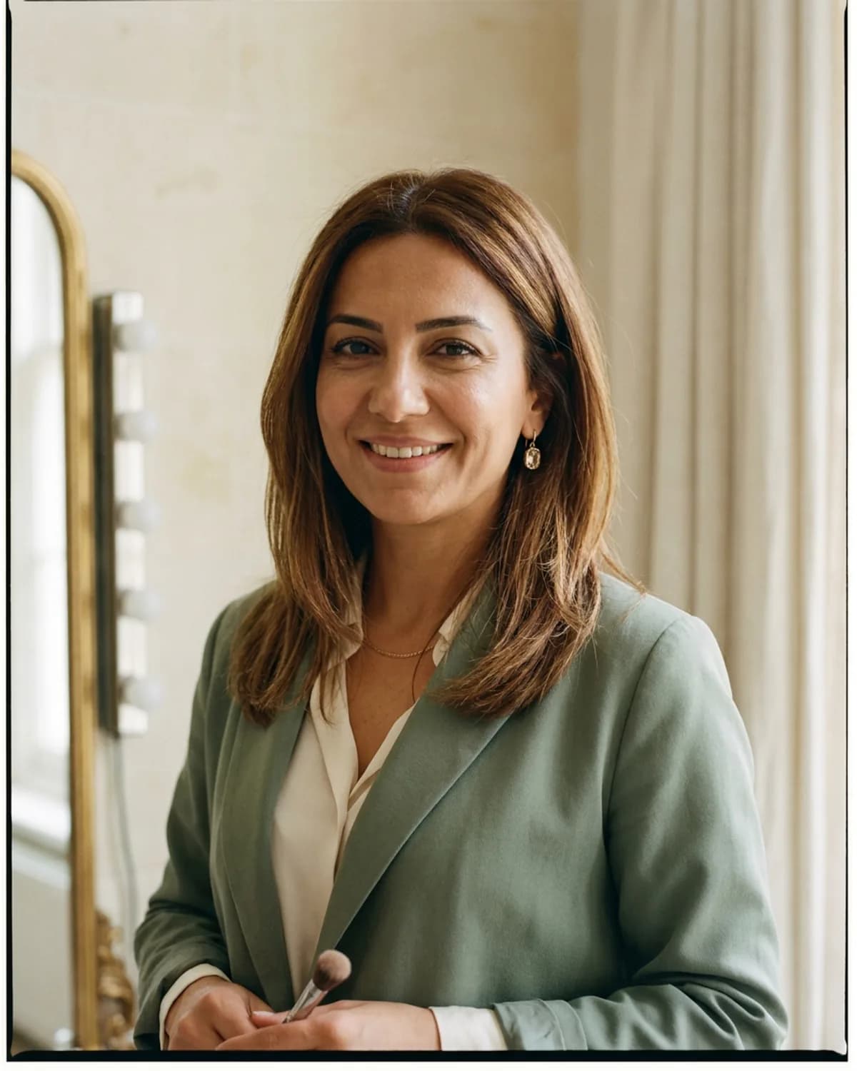 Ceyda Akbulut, makyaj & gelin uzmanı, 8 yıl deneyim, sage atelier coat, bridal vanity zemin, champagne earring