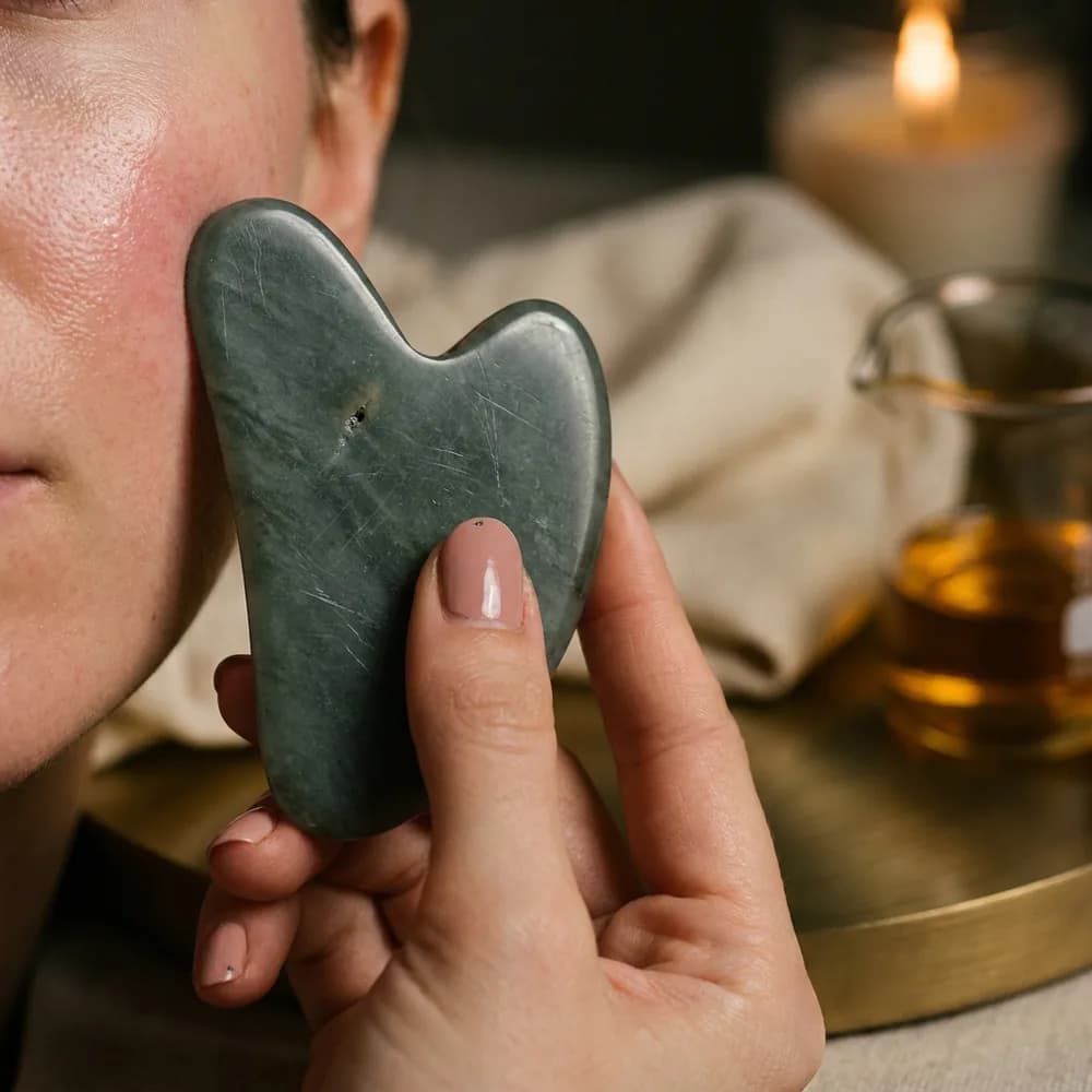 Gua Sha ritüeli, authentic jade taşı, Türk kadın el 45° gentle technique, lymph drainage glow