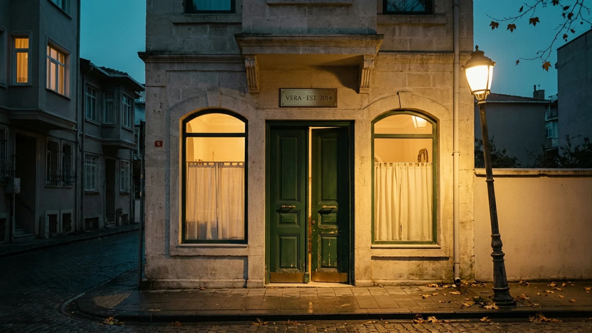 Vera Güzellik Merkezi Moda flagship şubesi akşam karşılama görüntüsü, 2014'ten beri köklü standart